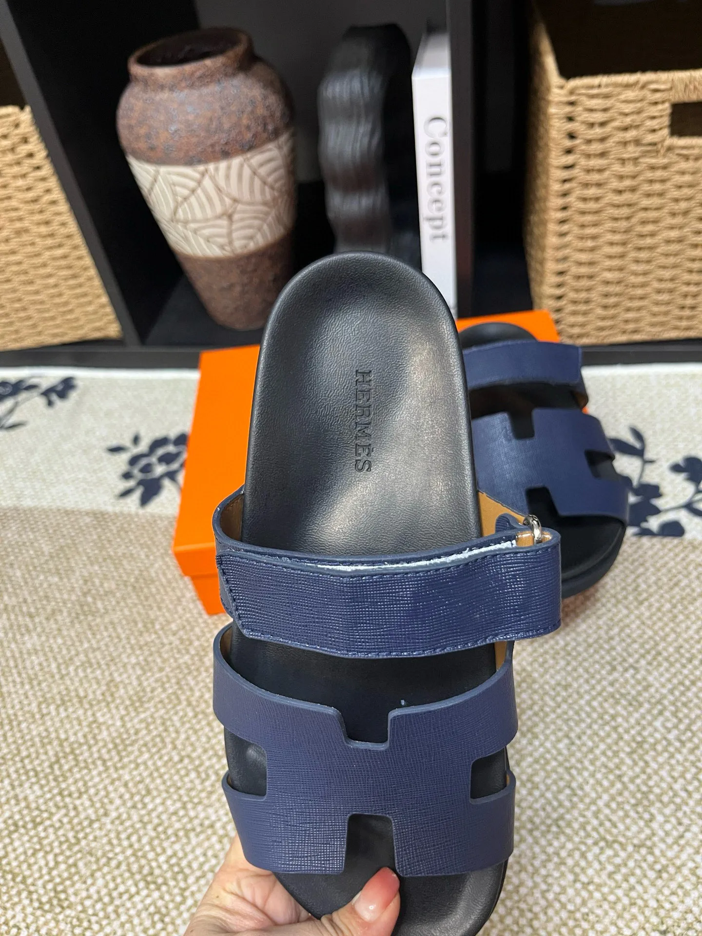 P300 Long-term stock Hermes men’s Kazimir slippers for couples - top quality woven calfskin functional sandals with intertwined uppers inspired by the “H” iconic pattern to create a casual look, perfect for summer. Imported cowhide + cowhide lining + TUP outsole Size: 35-46